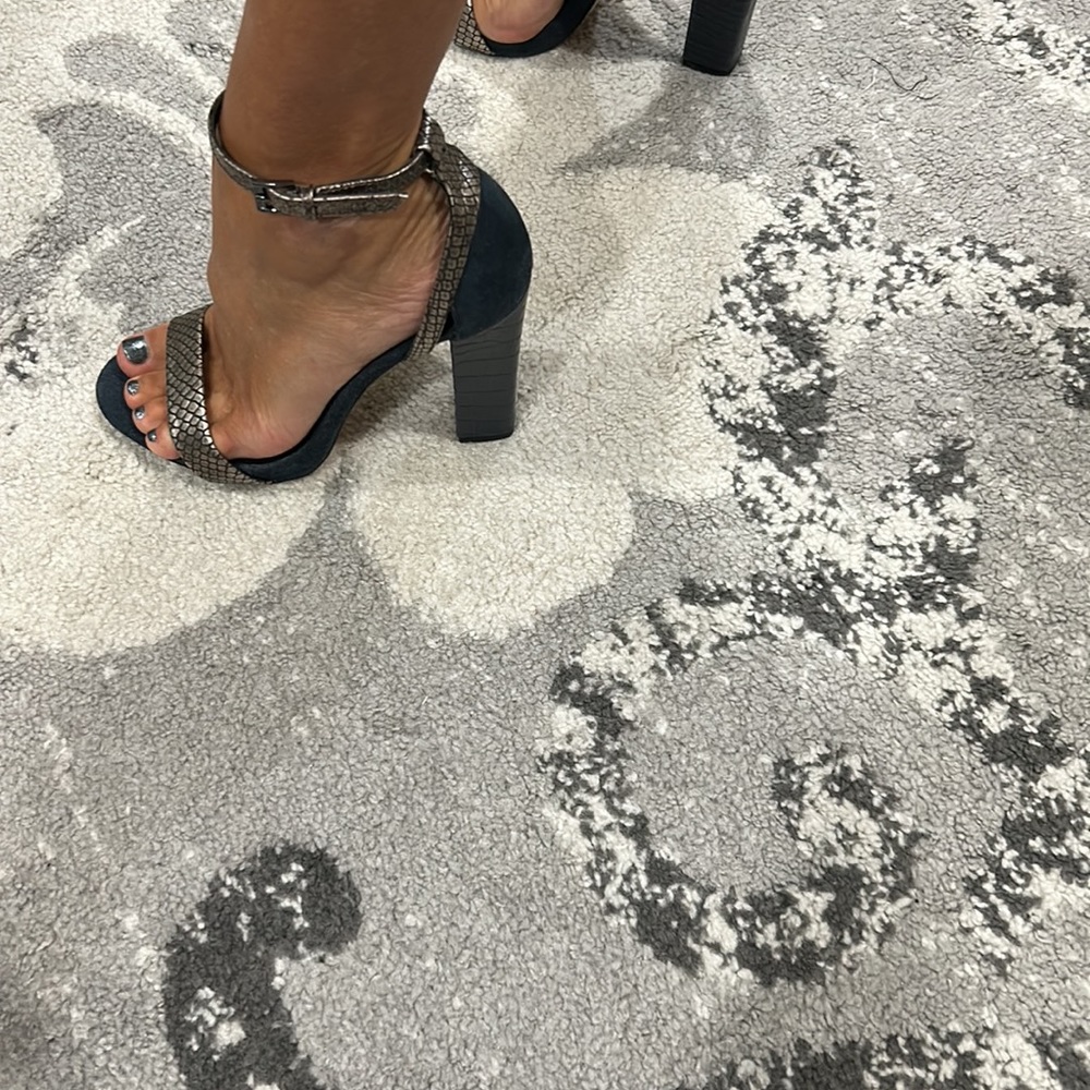 Pour La Victoire Blue Suede& Gunmetal Pumps! - Picture 6 of 9